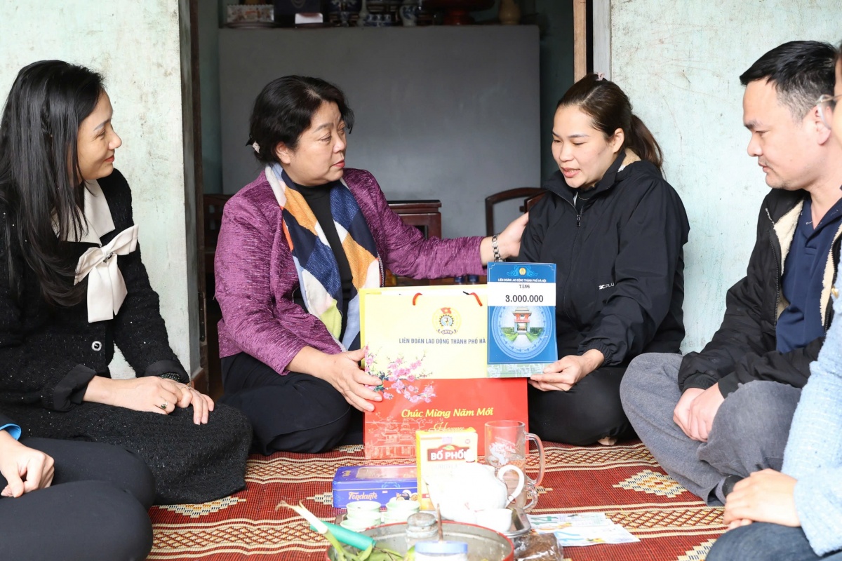 Điểm tựa vững chắc giúp người lao động vượt qua nghịch cảnh