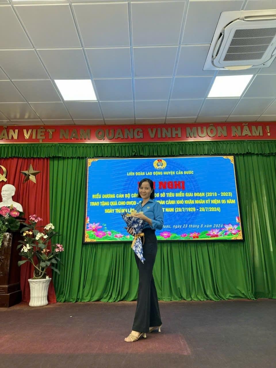 Cô chủ tịch công đoàn luôn lắng nghe và đồng cảm Cô chủ tịch công đoàn luôn lắng nghe và đồng cảm