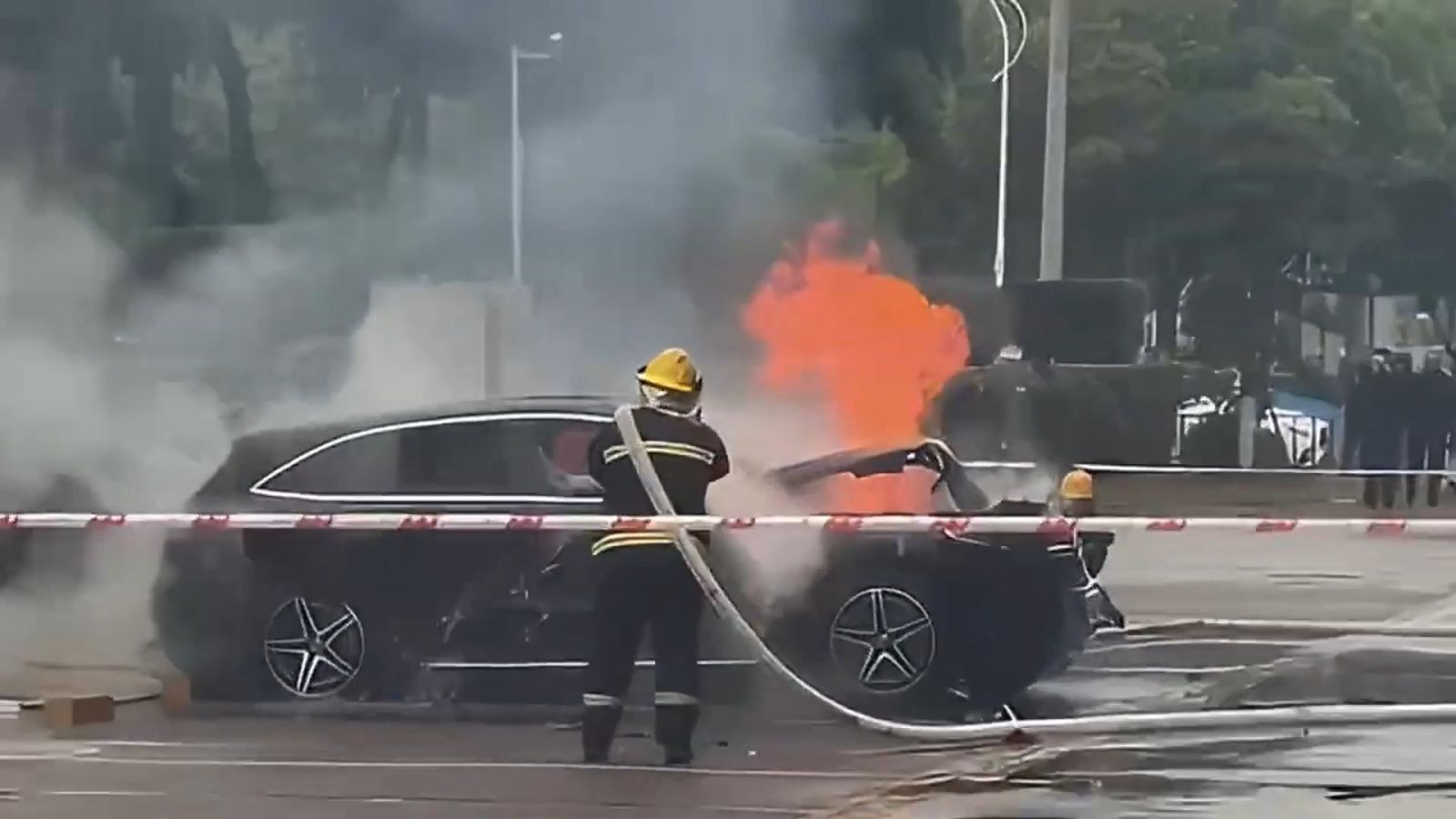 Xe điện Mercedes-Benz bốc cháy khi sạc Xe điện Mercedes-Benz bốc cháy khi sạc