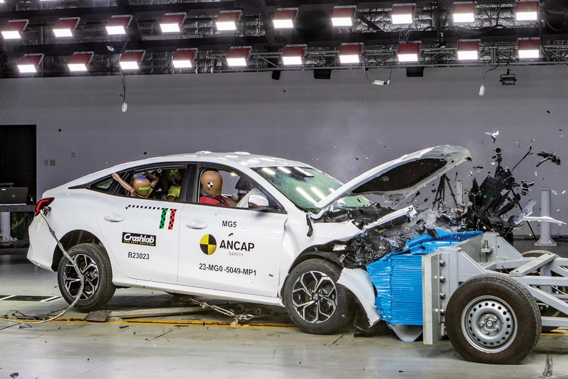 Xe điện vượt xe xăng trong thử nghiệm va chạm mới nhất 2025 Xe điện vượt xe xăng trong thử nghiệm va chạm mới nhất 2025