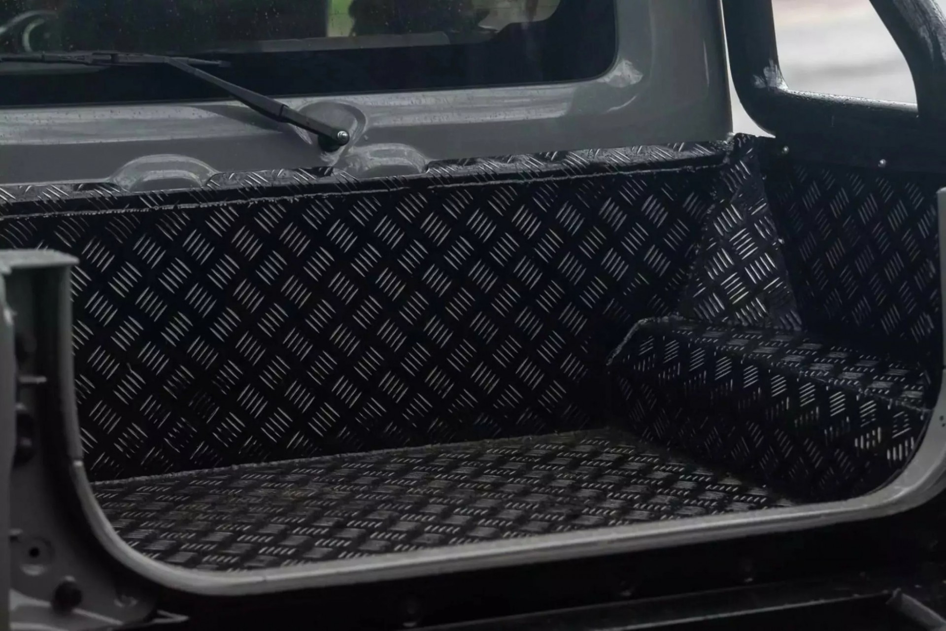 Độc đáo Suzuki Jimny độ phong cách 'G63 AMG 6x6' Độc đáo Suzuki Jimny độ phong cách 'G63 AMG 6x6'