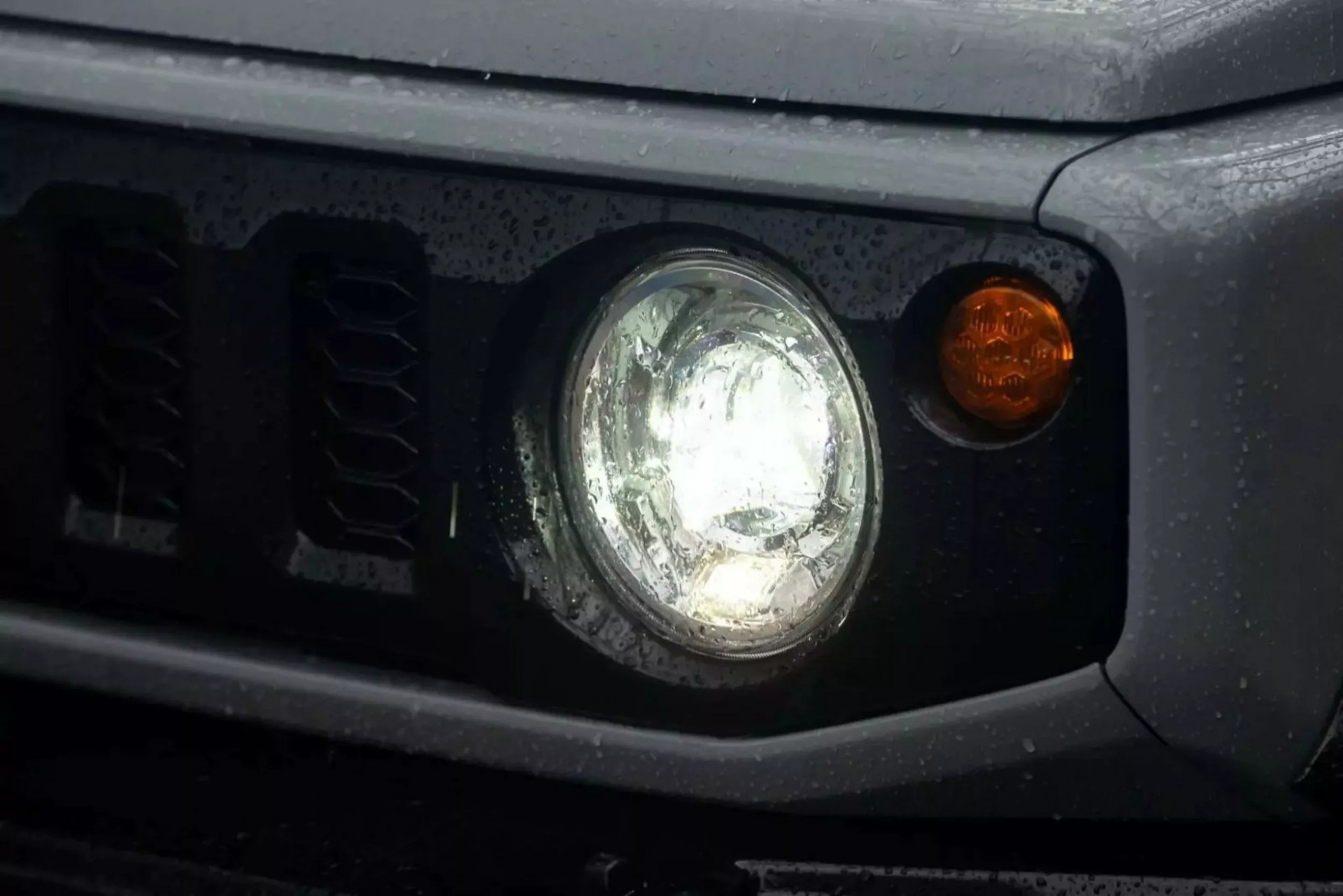 Độc đáo Suzuki Jimny độ phong cách 'G63 AMG 6x6' Độc đáo Suzuki Jimny độ phong cách 'G63 AMG 6x6'