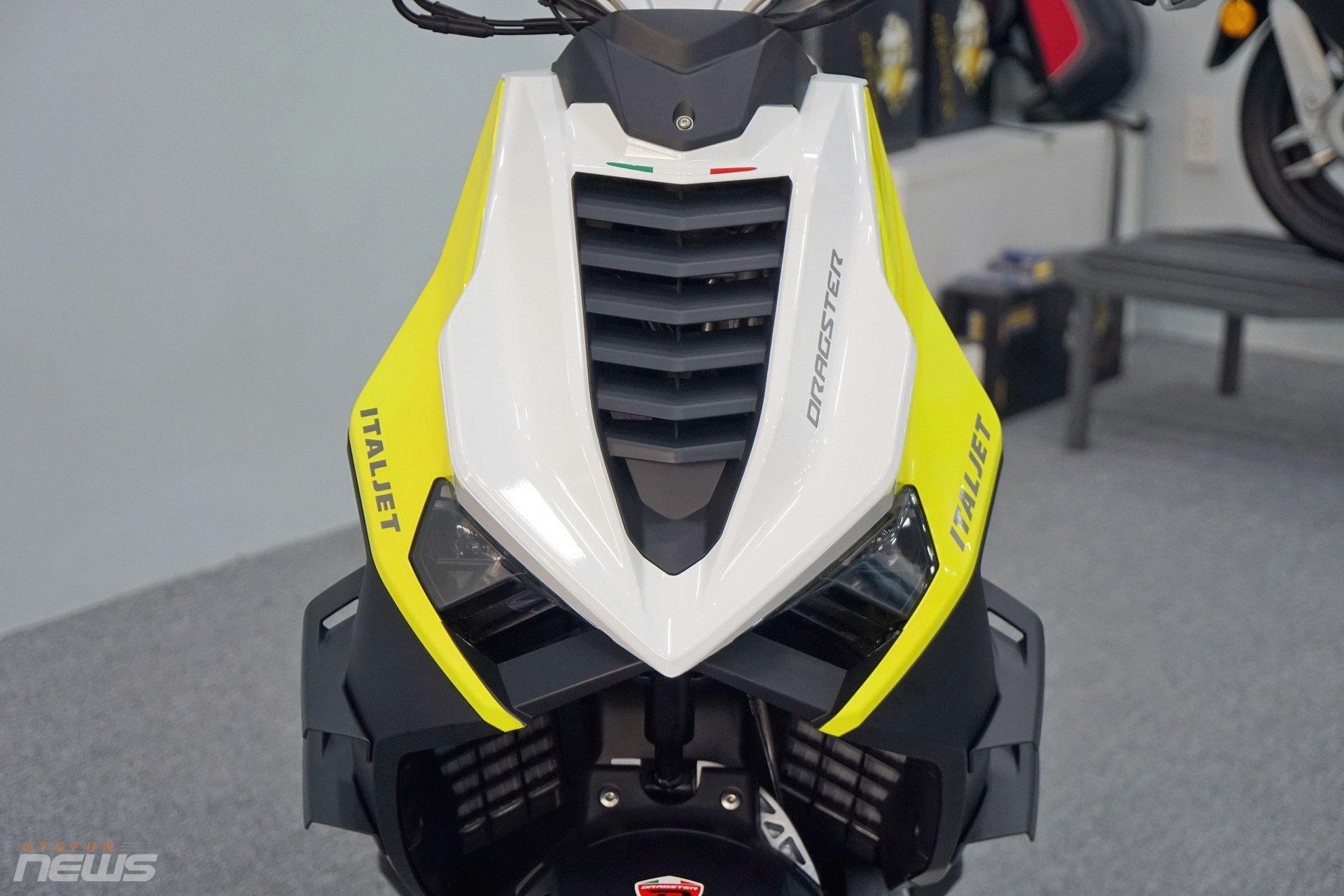 Cận cảnh Italjet Dragster 300, xe tay ga với thiết kế độc lạ Cận cảnh Italjet Dragster 300, xe tay ga với thiết kế độc lạ