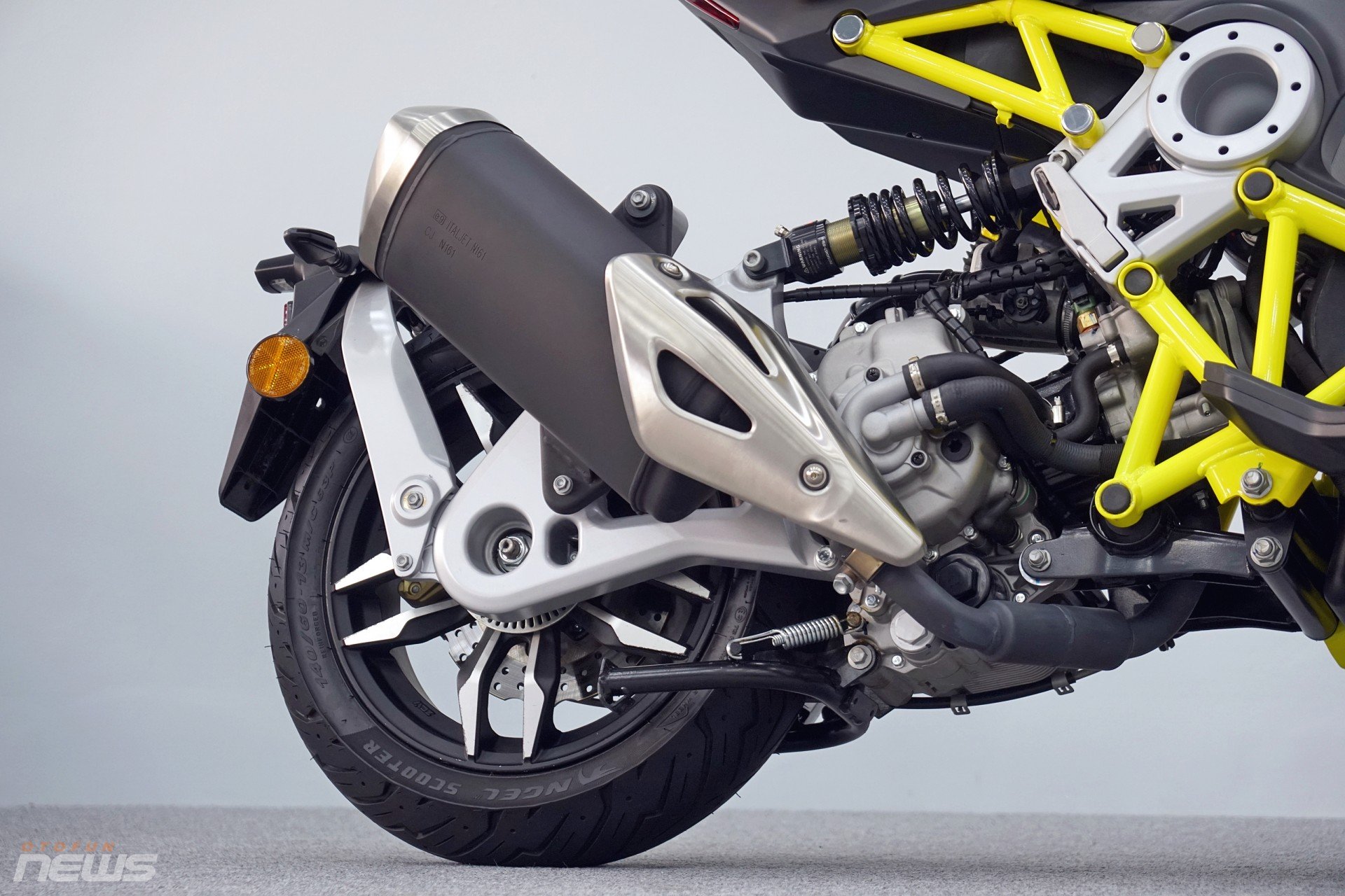 Cận cảnh Italjet Dragster 300, xe tay ga với thiết kế độc lạ Cận cảnh Italjet Dragster 300, xe tay ga với thiết kế độc lạ