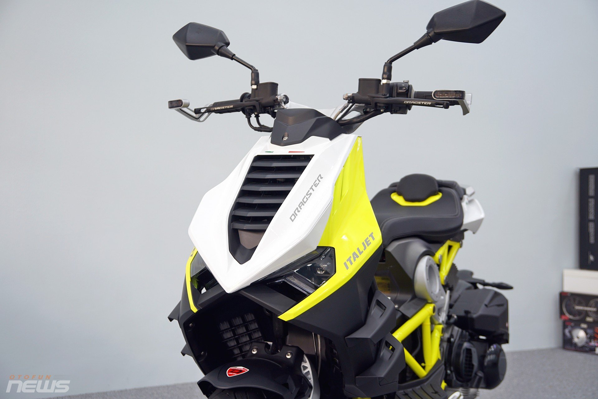 Cận cảnh Italjet Dragster 300, xe tay ga với thiết kế độc lạ Cận cảnh Italjet Dragster 300, xe tay ga với thiết kế độc lạ