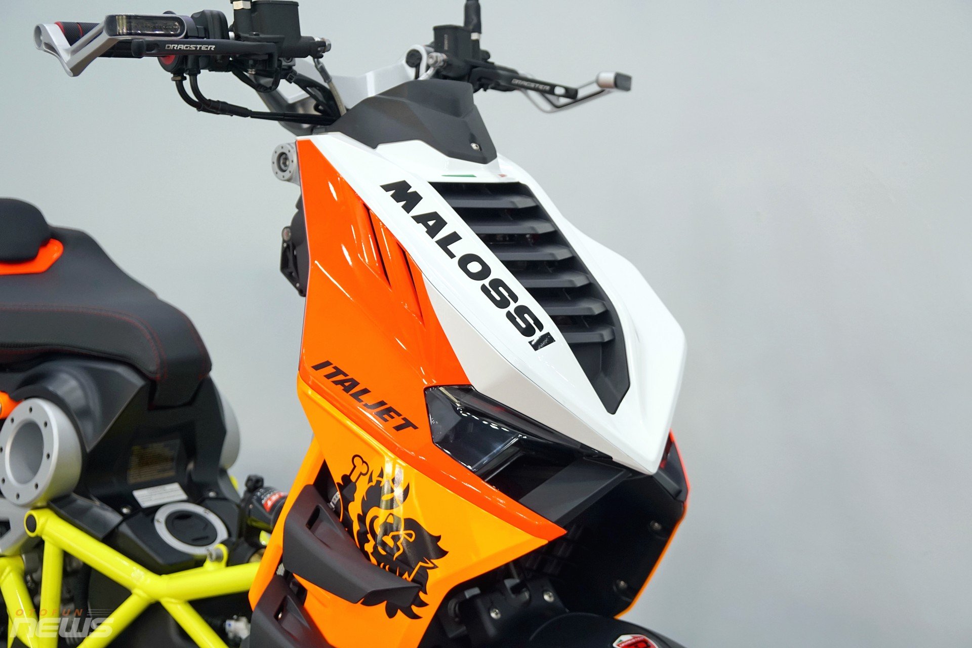 Cận cảnh Italjet Dragster 300, xe tay ga với thiết kế độc lạ Cận cảnh Italjet Dragster 300, xe tay ga với thiết kế độc lạ