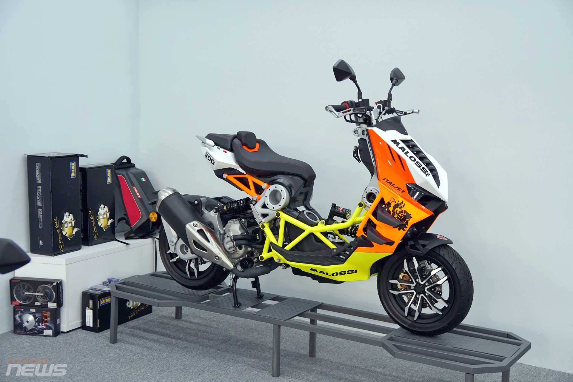 Cận cảnh Italjet Dragster 300, xe tay ga với thiết kế độc lạ Cận cảnh Italjet Dragster 300, xe tay ga với thiết kế độc lạ