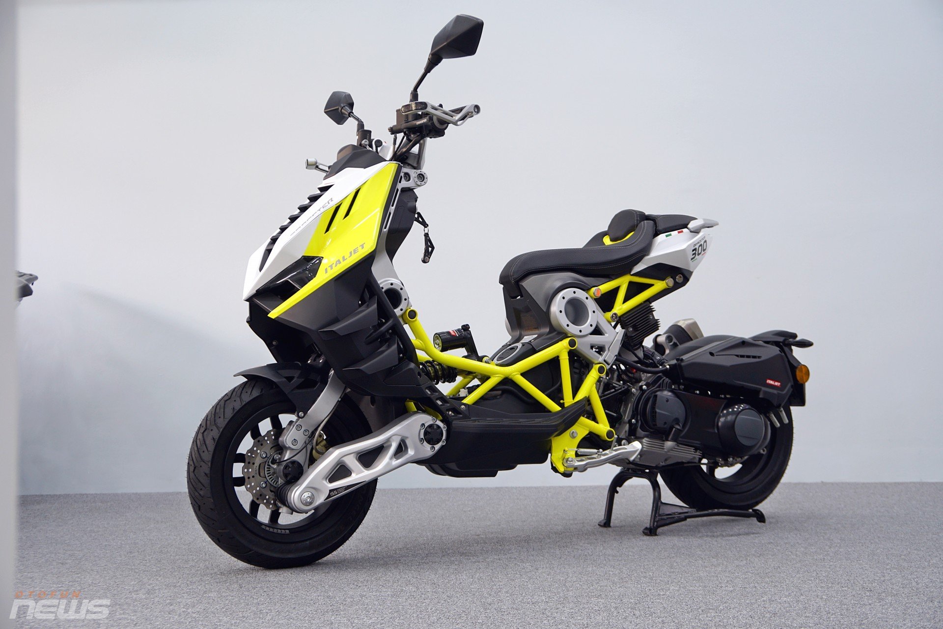 Cận cảnh Italjet Dragster 300, xe tay ga với thiết kế độc lạ Cận cảnh Italjet Dragster 300, xe tay ga với thiết kế độc lạ