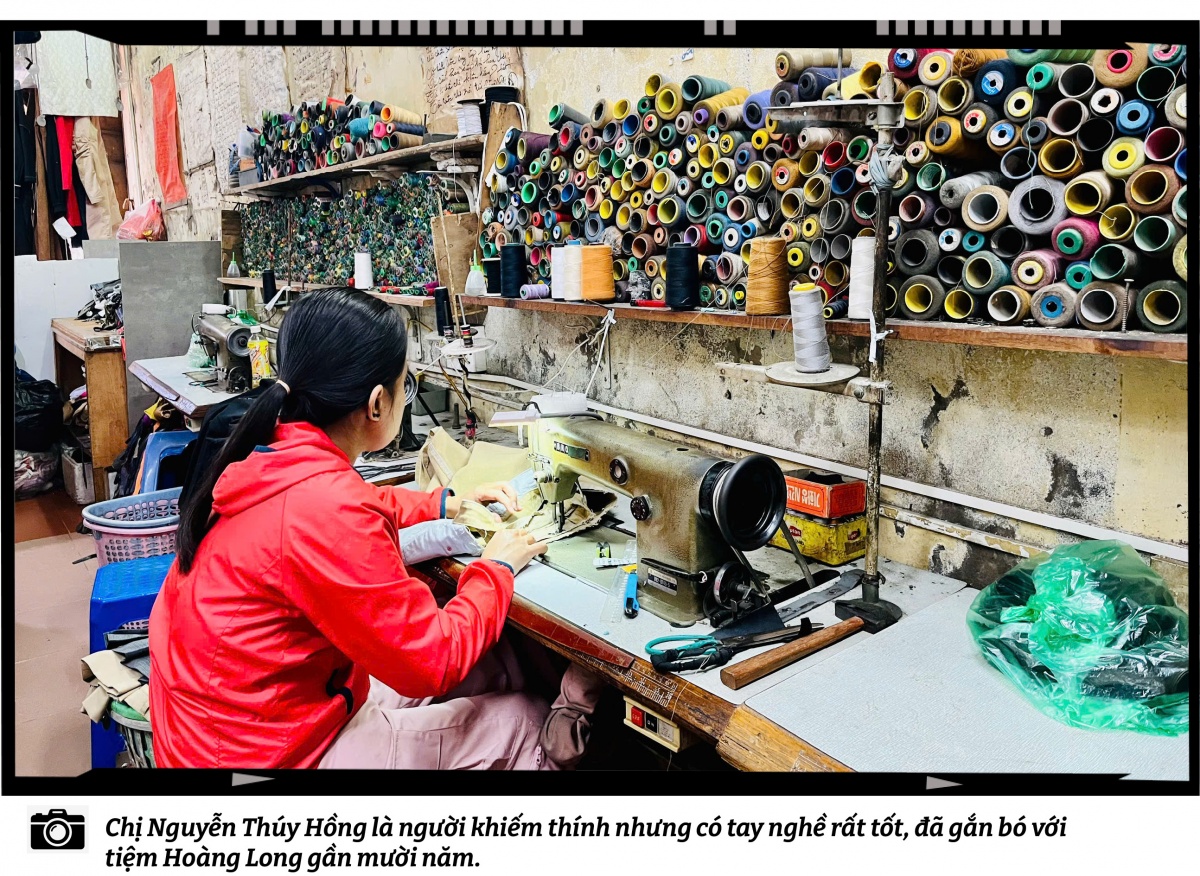 Nét xưa dáng nay: Người sửa chữa quần áo thời hiện đại