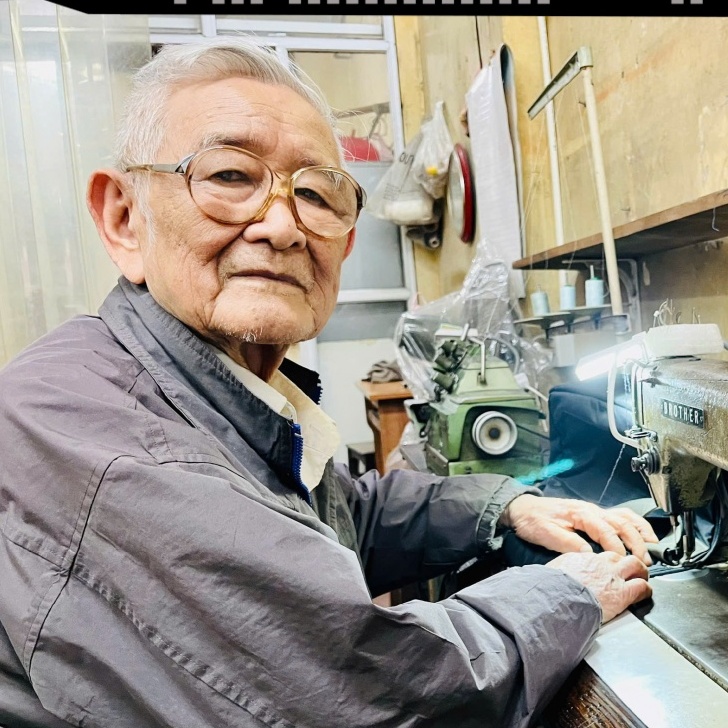 Nét xưa dáng nay: Người sửa chữa quần áo thời hiện đại