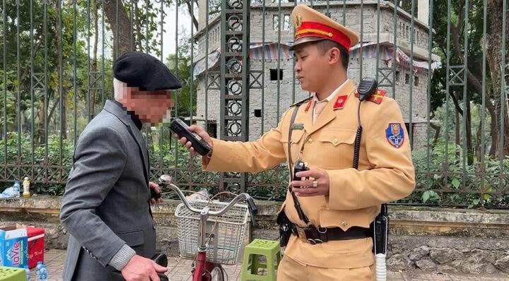 Uống bia, đi xe đạp, cụ ông bất ngờ khi bị xử phạt vi phạm nồng độ cồn Uống bia, đi xe đạp, cụ ông bất ngờ khi bị xử phạt vi phạm nồng độ cồn