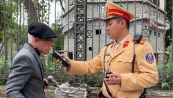 Uống bia, đi xe đạp, cụ ông bất ngờ khi bị xử phạt vi phạm nồng độ cồn