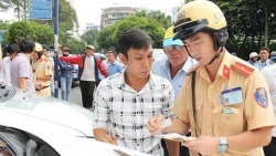 Quên giấy tờ xe, phải làm như thế nào để chứng minh với cảnh sát giao thông?