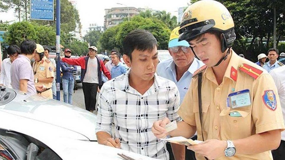 Quên giấy tờ xe, phải làm như thế nào để chứng minh với cảnh sát giao thông?