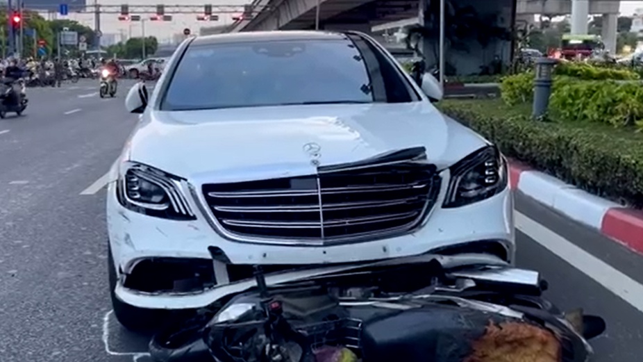 Uống rượu giải sầu và chiếc “xe điên”