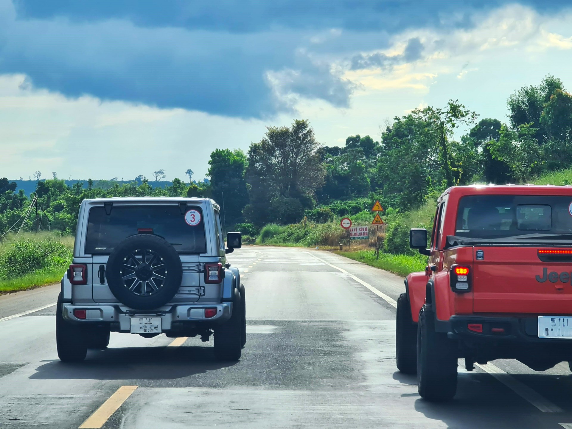 Khi muốn chuyển hướng người điều khiển phương tiện phải làm gì? Khi muốn chuyển hướng người điều khiển phương tiện phải làm gì?