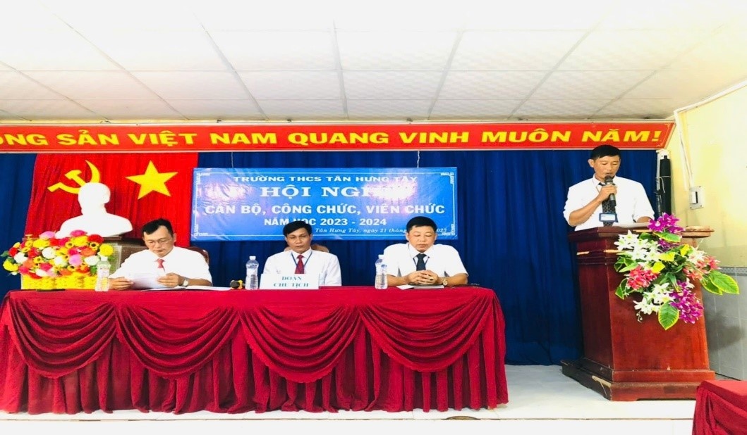 Người thầy giáo thân thiện, tạo môi trường giáo dục đoàn kết