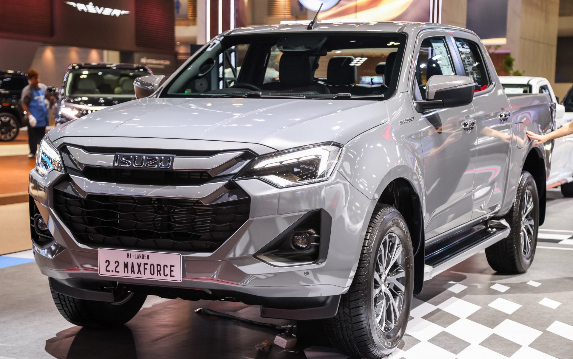 Bộ đôi Isuzu D-Max và Mu-X 2025 được trang bị động cơ 2.2L hoàn toàn mới