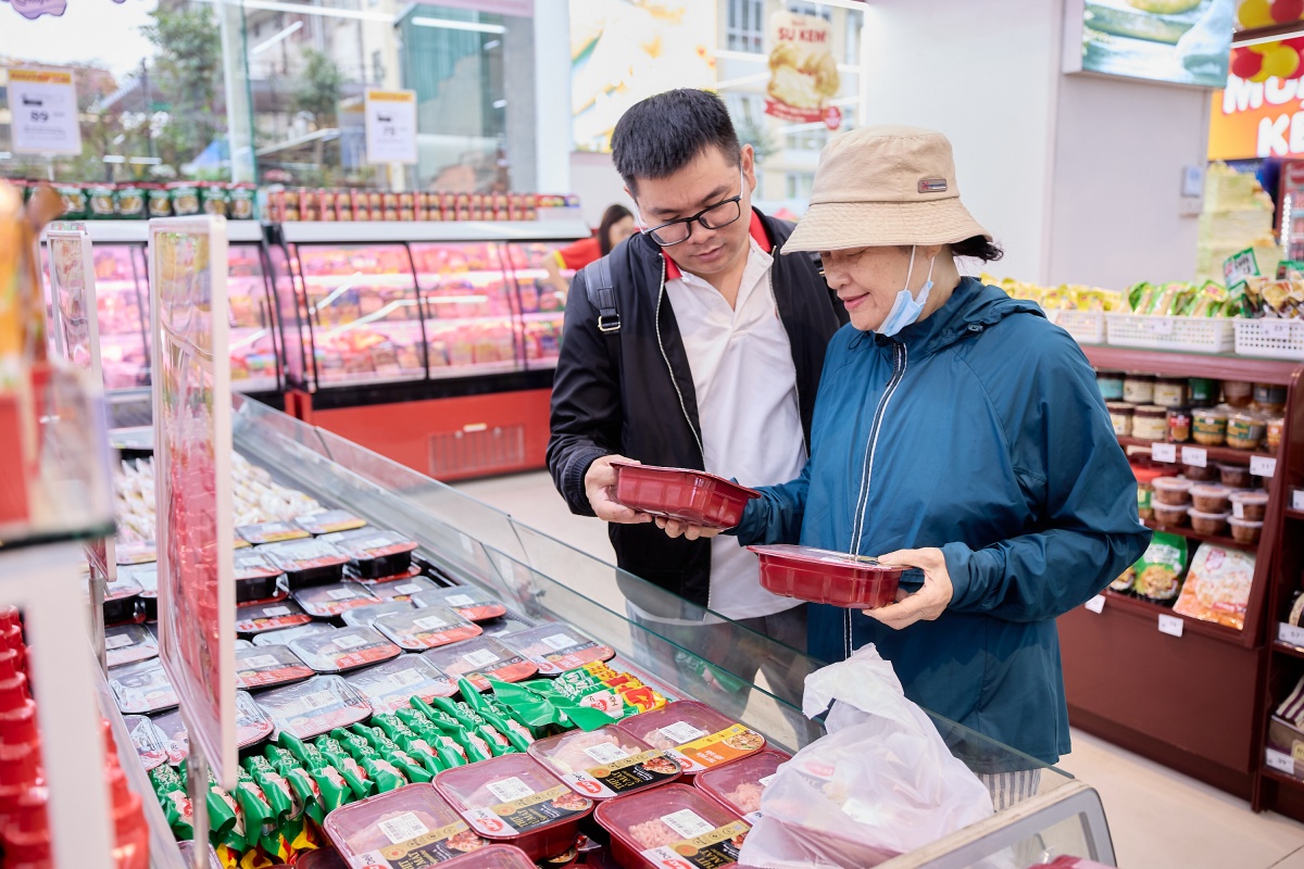 Người tiêu dùng mua sắm thịt MEAT Deli Người tiêu dùng mua sắm thịt MEAT Deli