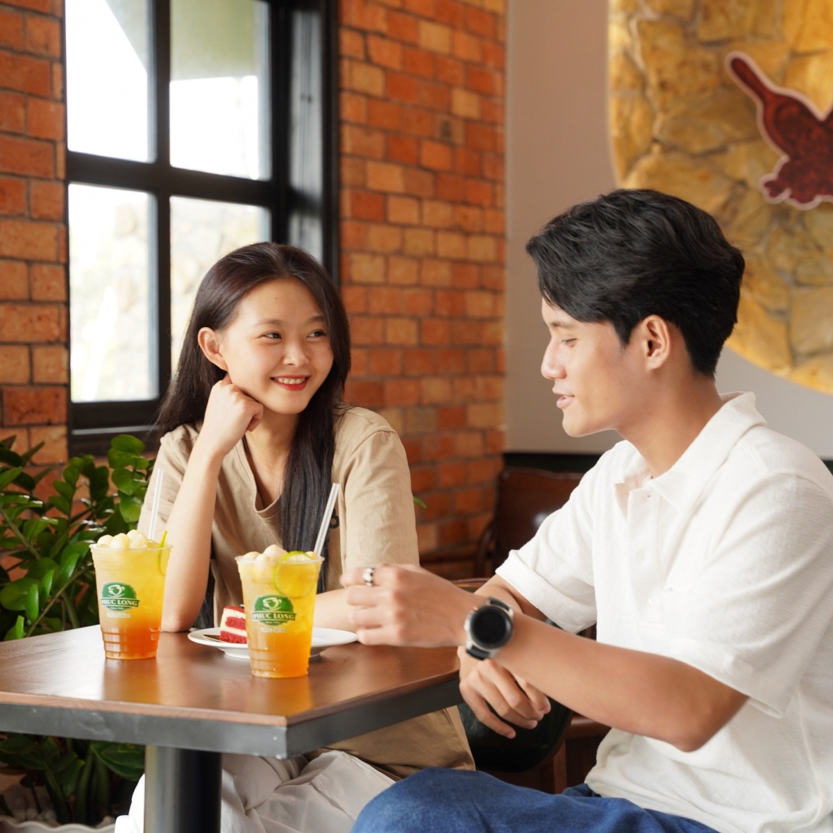 Người tiêu dùng thưởng thức trà Phúc Long