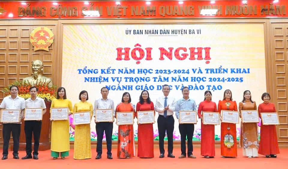 Tấm gương sáng trong giáo dục mầm non và hoạt động công đoàn