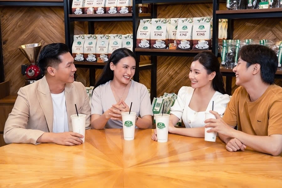 Khách hàng gặp gỡ, chuyện trò và tận hưởng hương vị quen thuộc tại Phúc Long Khách hàng gặp gỡ, chuyện trò và tận hưởng hương vị quen thuộc tại Phúc Long