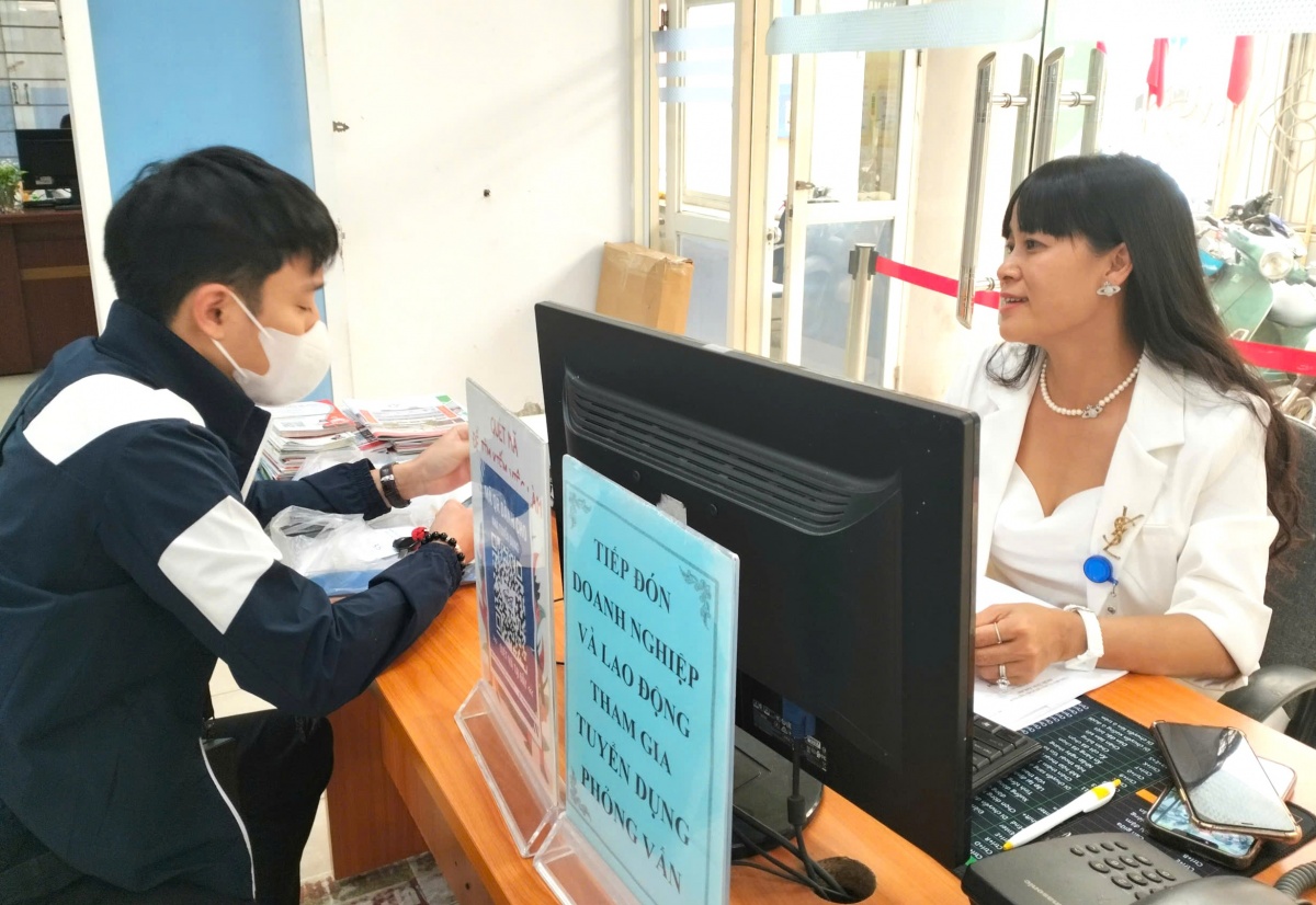 Chinh phục nhà tuyển dụng: Bí kíp săn việc tại Trung tâm Dịch vụ việc làm Hà Nội Chinh phục nhà tuyển dụng: Bí kíp săn việc tại Trung tâm Dịch vụ việc làm Hà Nội