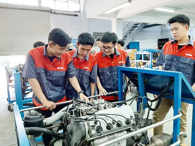 Người công nhân hôm nay cần được học không chỉ để làm công việc tốt hơn, mà còn để thích ứng với máy móc, quản lý công việc bằng công nghệ, giao tiếp trong môi trường số hóa.