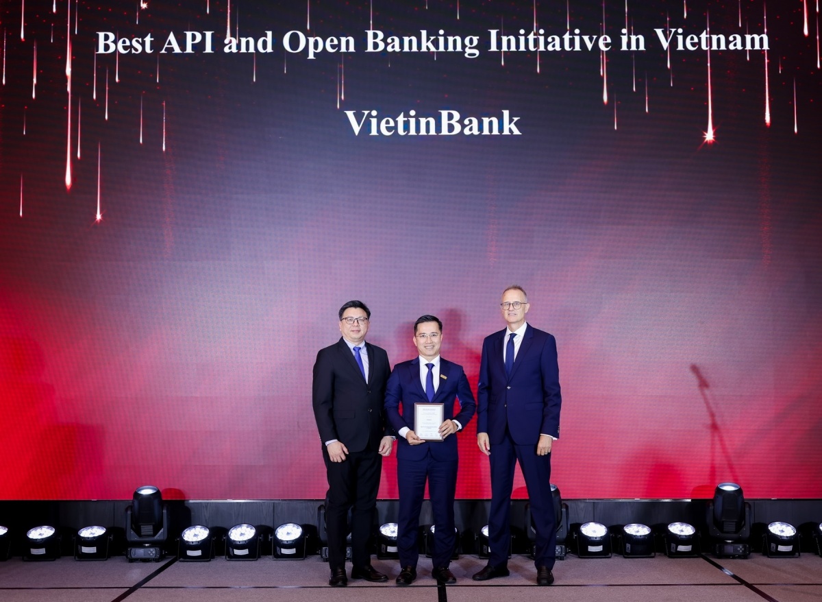 Đại diện VietinBank (đứng giữa) nhận Giải thưởng Sáng kiến API và Ngân hàng mở đột phá nhất Việt Nam Đại diện VietinBank (đứng giữa) nhận Giải thưởng Sáng kiến API và Ngân hàng mở đột phá nhất Việt Nam