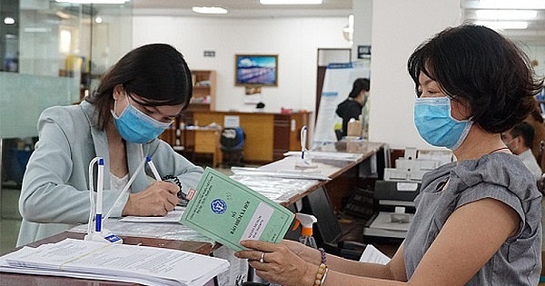 Giờ đây, với chỉ 15 năm tích lũy – tương đương với 180 tháng đóng BHXH, họ có thể kiên trì ở lại hệ thống. 