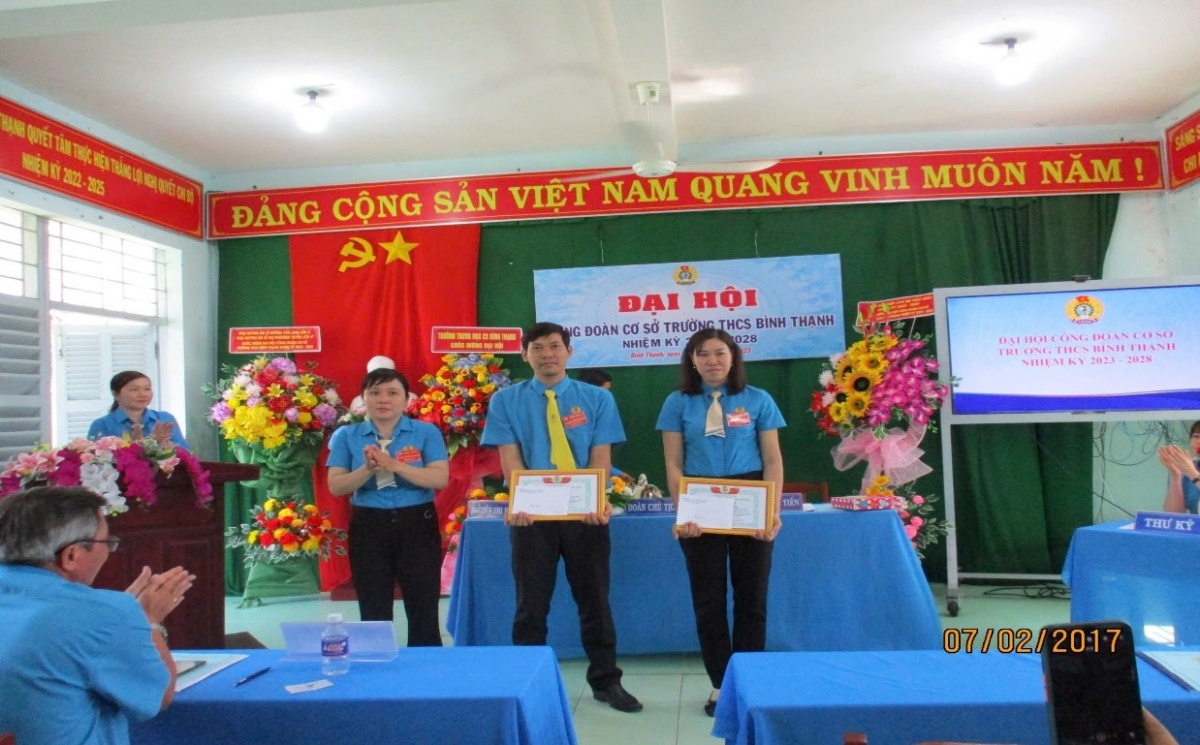 Công đoàn đồng hành với giáo viên trong giảng dạy và vươn lên thoát nghèo Công đoàn đồng hành với giáo viên trong giảng dạy và vươn lên thoát nghèo