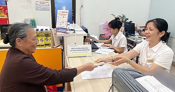 Luật BHXH năm 2024 đã bước qua giới hạn cũ, trao lại niềm tin cho người lao động bằng việc bổ sung chế độ trợ cấp hằng tháng cho những người đủ tuổi nghỉ hưu, chưa đủ thời gian đóng và chưa đến tuổi nhận trợ cấp xã hội. Luật BHXH năm 2024 đã bước qua giới hạn cũ, trao lại niềm tin cho người lao động bằng việc bổ sung chế độ trợ cấp hằng tháng cho những người đủ tuổi nghỉ hưu, chưa đủ thời gian đóng và chưa đến tuổi nhận trợ cấp xã hội.