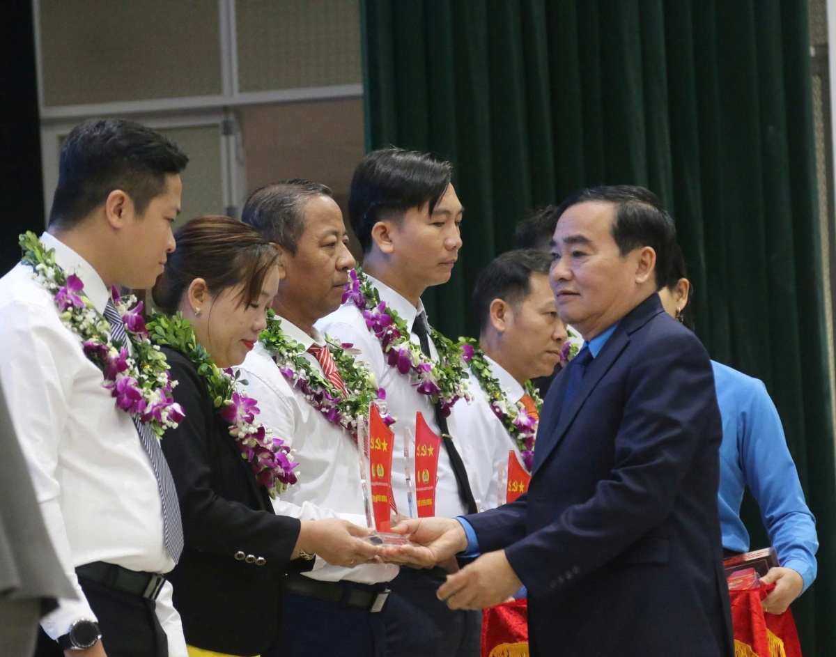 Đồng chí Phan Xuân Quang, Chủ tịch Liên đoàn Lao động tỉnh Quảng Nam biểu dương 50 đảng viên tiêu biểu là công nhân, lao động ngày 21/3/2025. Ảnh: Phan Nguyên
