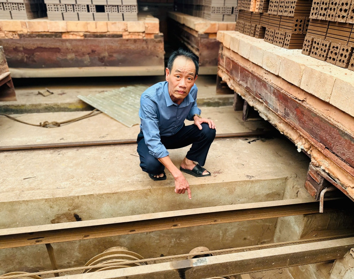 Anh Lê Văn Tâm giới thiệu sáng chế của mình. Ảnh: Phan Nguyên