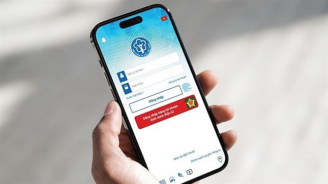 Từ nay, người lao động có thể đăng ký, theo dõi quá trình đóng – hưởng BHXH, thậm chí làm thủ tục hưởng chế độ ngay trên điện thoại thông minh hoặc máy tính. Từ nay, người lao động có thể đăng ký, theo dõi quá trình đóng – hưởng BHXH, thậm chí làm thủ tục hưởng chế độ ngay trên điện thoại thông minh hoặc máy tính.