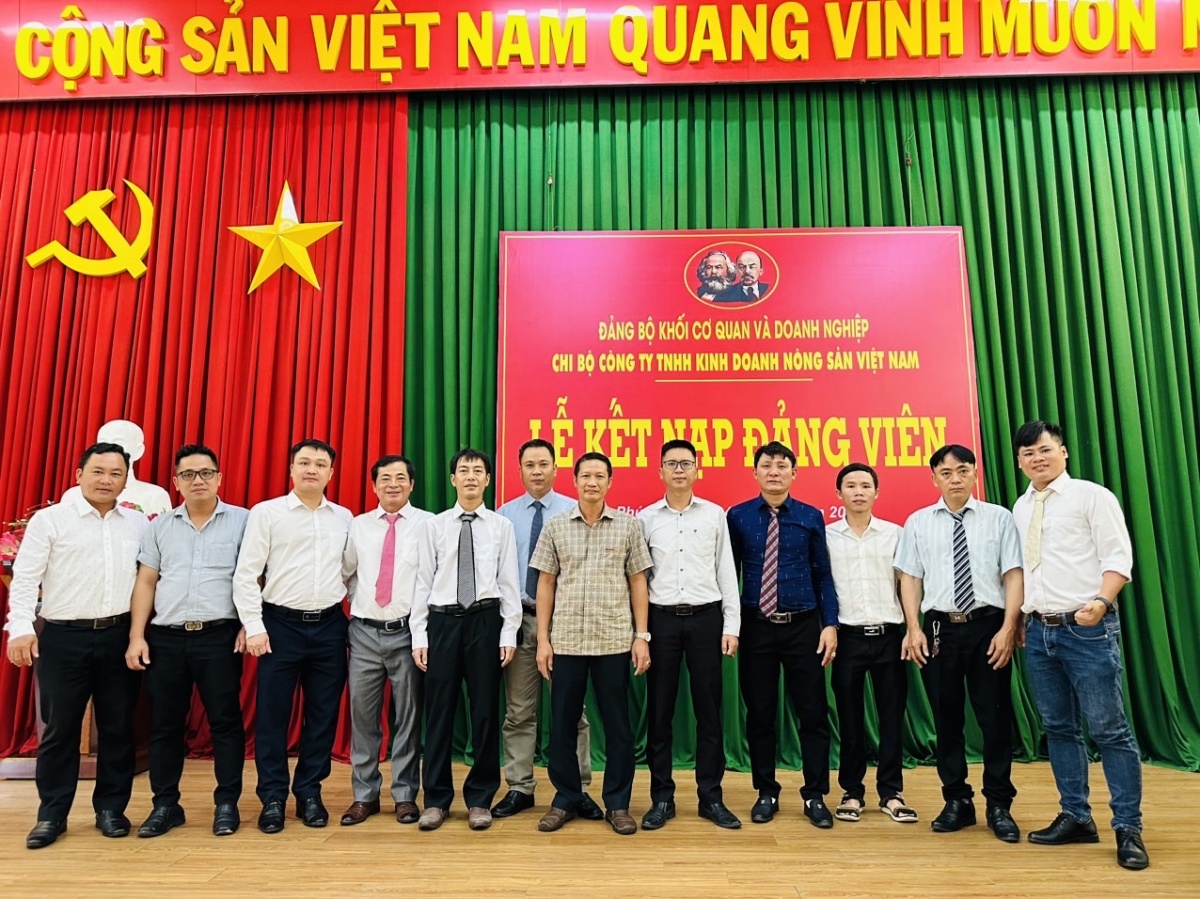 Công đoàn thổi lửa, động viên, dẫn dắt công nhân vào Đảng