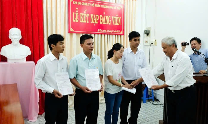 Công đoàn thổi lửa, động viên, dẫn dắt công nhân vào Đảng