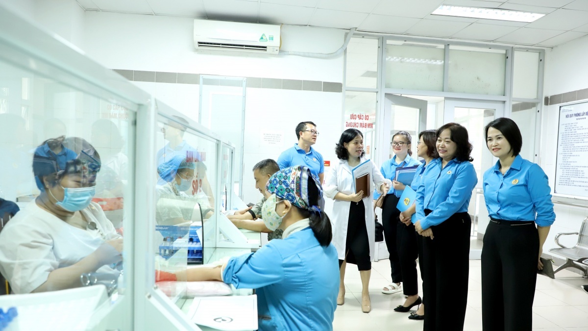 Luật BHXH 2024: Công nhân nghỉ ốm không phải giấu, phải sợ, phải đánh đổi