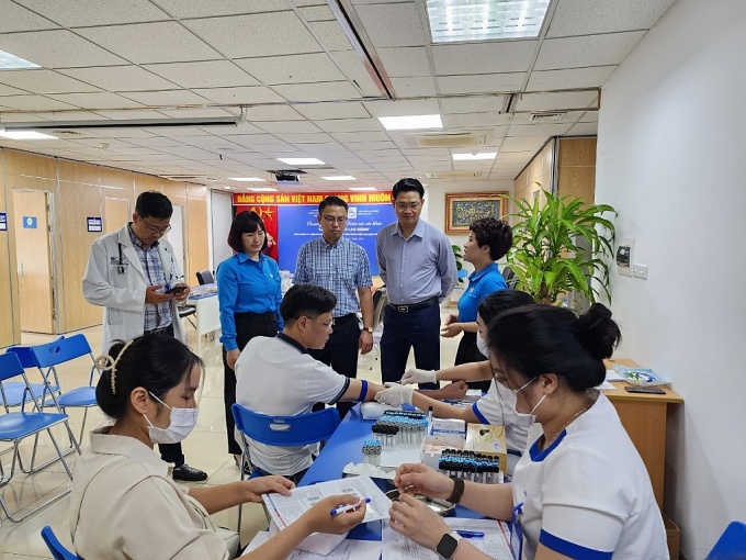 Trong bối cảnh nhiều công nhân không đủ khả năng tiếp cận văn bản pháp lý, công đoàn là nơi bảo vệ họ khỏi sự thiệt thòi – không chỉ bằng chữ ký, mà bằng hành động và trái tim.