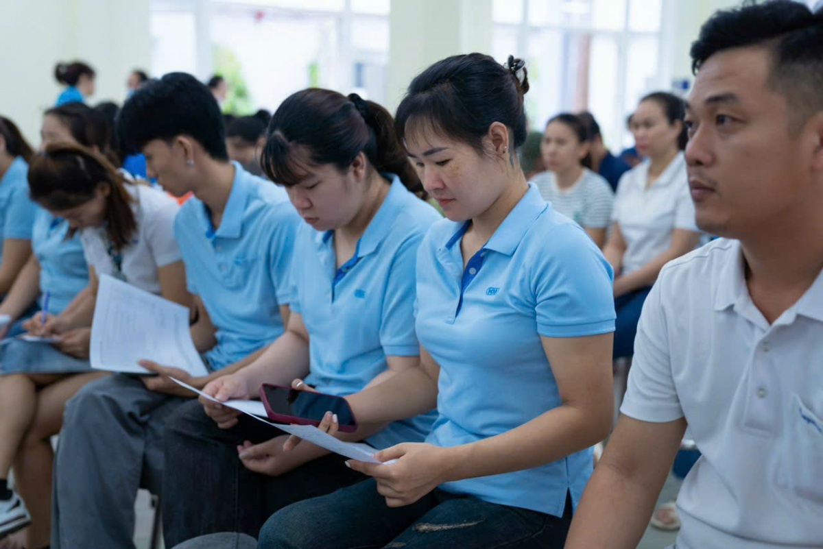 Tăng cường năng lực tiếp cận thông tin của người lao động: Góc nhìn từ ngành Dệt may Việt Nam Tăng cường năng lực tiếp cận thông tin của người lao động: Góc nhìn từ ngành Dệt may Việt Nam