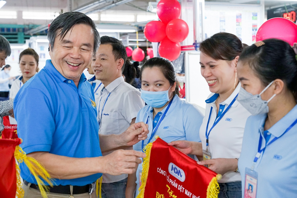 Tăng cường năng lực tiếp cận thông tin của người lao động: Góc nhìn từ ngành Dệt may Việt Nam Tăng cường năng lực tiếp cận thông tin của người lao động: Góc nhìn từ ngành Dệt may Việt Nam