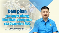 Người cán bộ công đoàn gác lại bàn giấy, chọn ở cạnh công nhân