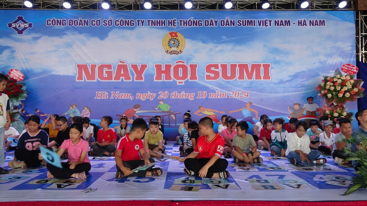 Người cán bộ công đoàn gác lại bàn giấy, chọn ở cạnh công nhân Người cán bộ công đoàn gác lại bàn giấy, chọn ở cạnh công nhân