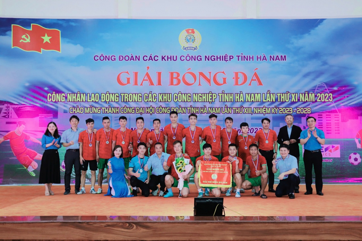 Người cán bộ công đoàn gác lại bàn giấy, chọn ở cạnh công nhân Người cán bộ công đoàn gác lại bàn giấy, chọn ở cạnh công nhân