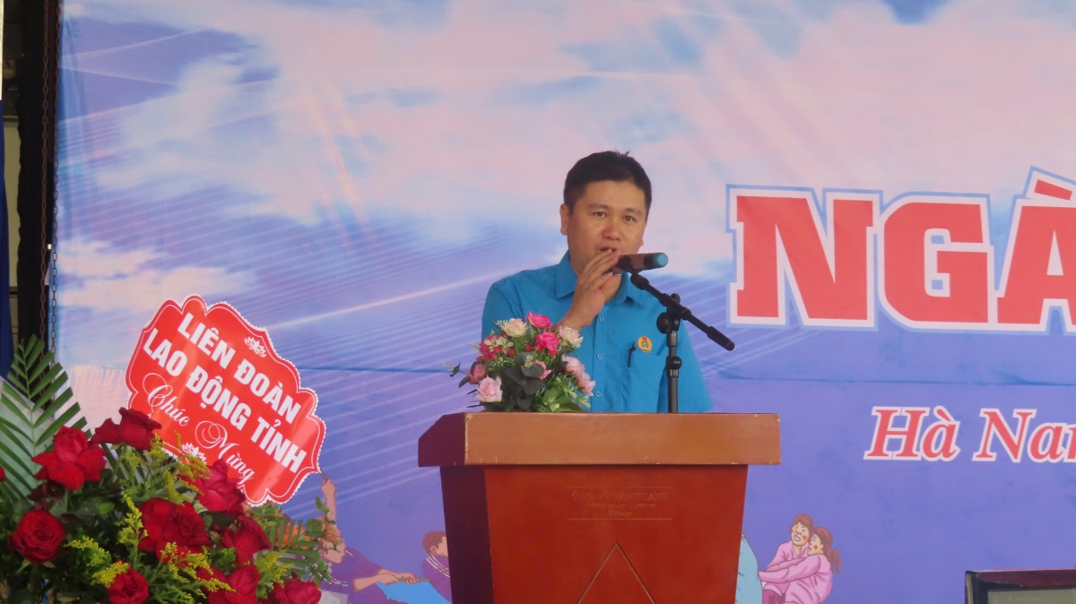 Người cán bộ công đoàn gác lại bàn giấy, chọn ở cạnh công nhân Người cán bộ công đoàn gác lại bàn giấy, chọn ở cạnh công nhân