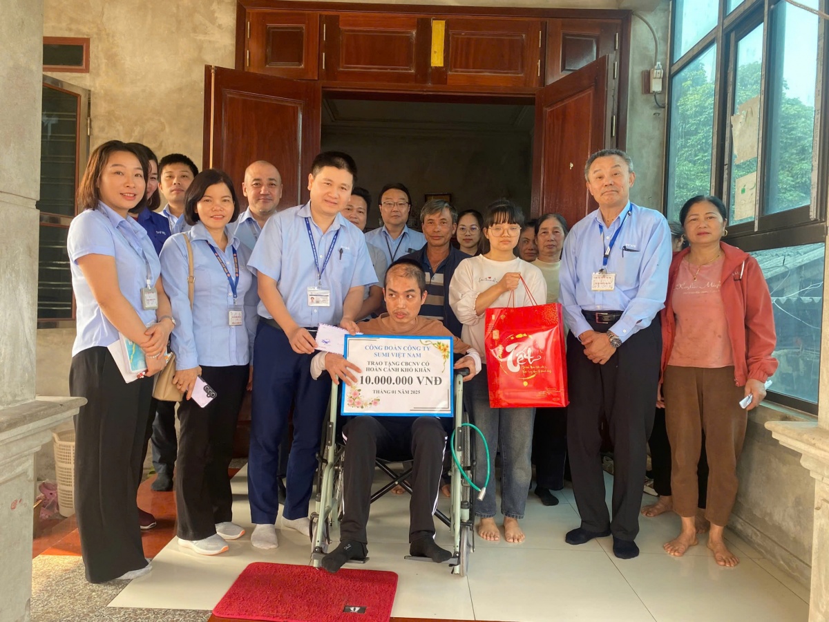 Người cán bộ công đoàn gác lại bàn giấy, chọn ở cạnh công nhân Người cán bộ công đoàn gác lại bàn giấy, chọn ở cạnh công nhân