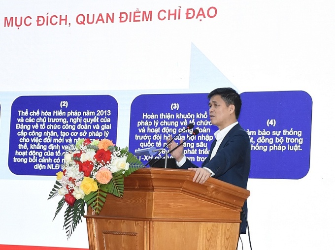 Đồng chí Ngọ Duy Hiểu, Phó chủ tịch Tổng Liên đoàn Lao động Việt Nam giới thiệu chuyên đề “Thủ lĩnh giữ lửa” phong trào công nhân quân đội