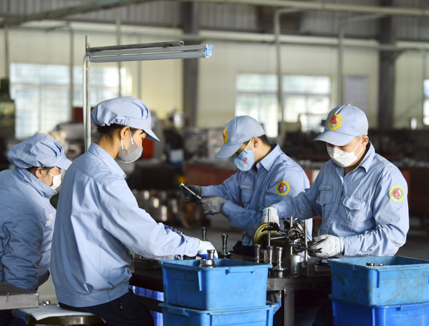 Công nhân Nhà máy Z131 (Tổng cục Công nghiệp Quốc phòng) trong ca sản xuất. Công nhân Nhà máy Z131 (Tổng cục Công nghiệp Quốc phòng) trong ca sản xuất.