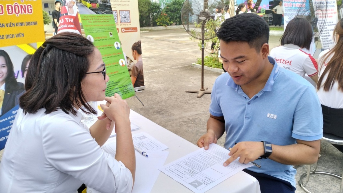 Nữ sinh bị đánh vì “tiền tip”: Rủi ro tìm việc và vai trò Nữ sinh bị đánh vì “tiền tip”: Rủi ro tìm việc và vai trò