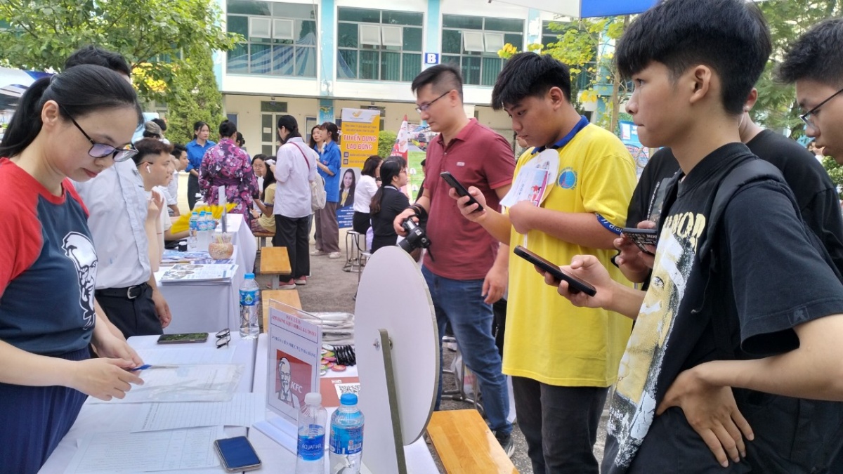 Nữ sinh bị đánh vì “tiền tip”: Rủi ro tìm việc và vai trò Nữ sinh bị đánh vì “tiền tip”: Rủi ro tìm việc và vai trò